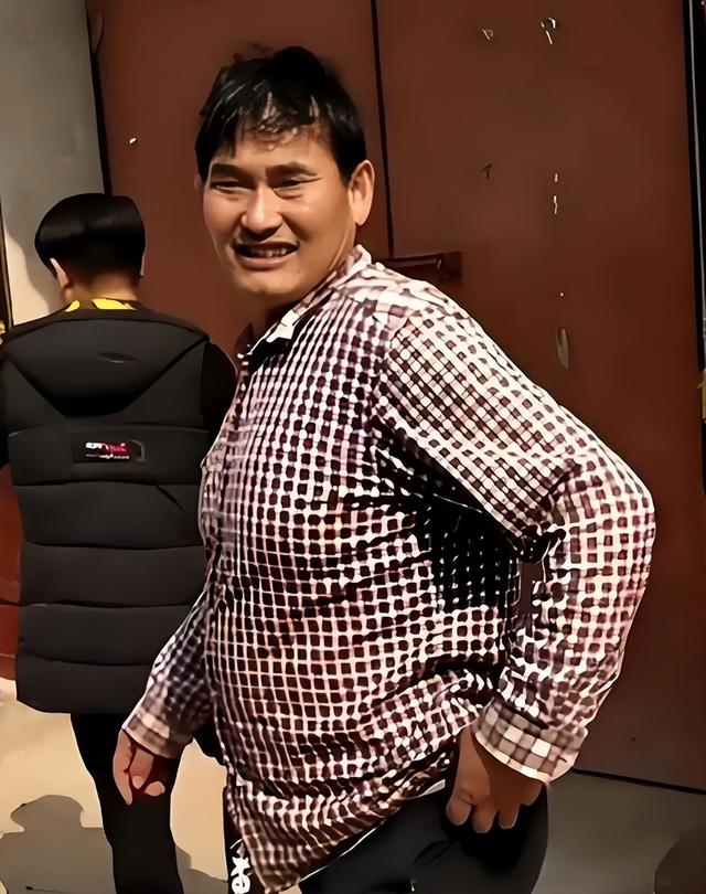 担心的事还是发生！刘强东发年货刚开始，老父亲就走上大衣哥老路