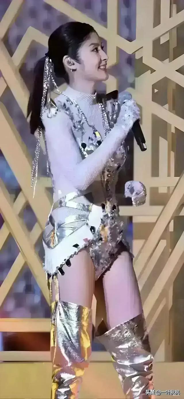 陈慧琳演唱会穿三角裤衩	，五十多了合适吗？人老心不老 不愧是女神