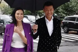 邓文迪把野心穿在身上！穿紫色西装+烟管裤跟男友人逛街，美炸了图片