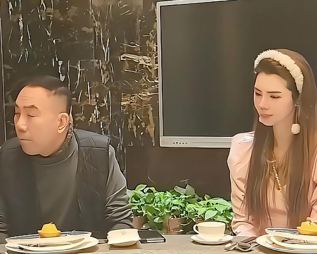 63岁杨议收美女徒弟，女生穿得花枝招展鞠躬敬茶，牵手贴脸引争议