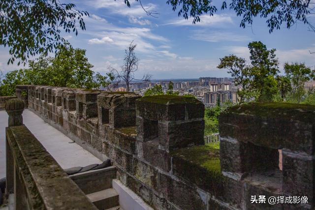 登“尊师亭”，揽西川景