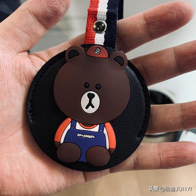 巨型吊牌背后，是一场商家与“退货刺客”的经济肉搏