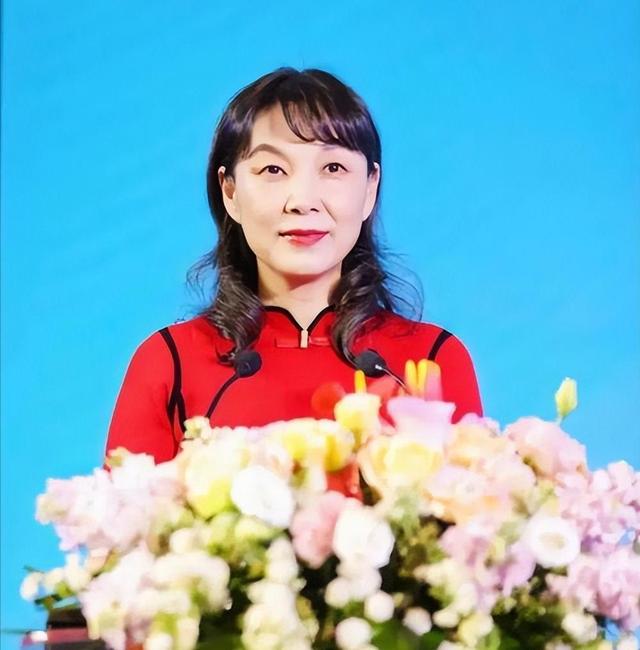 宗馥莉大战杜建英，仅用一招就制服“三弟妹”，难怪王健林看上她