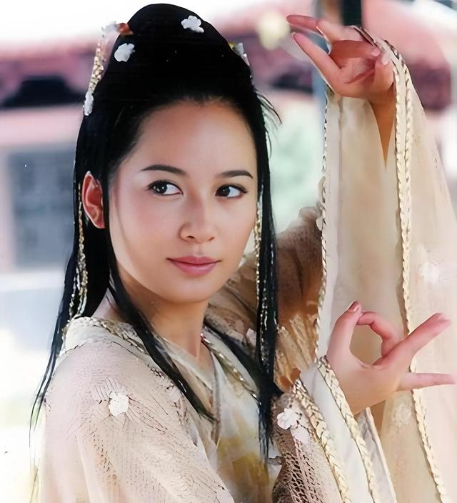 至今未婚未育，身边却有男人陪了近 20 年！54 岁的她才是人间清醒