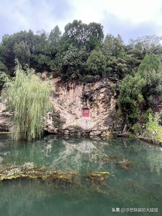 淄川有座小山西边的“山西村”，村里有座借助洞窟修建的“洞庙”