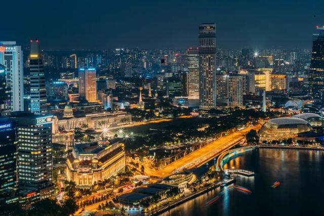 赚的就是中国人的钱！新加坡游客量暴增200%挤爆机场，游客挤到哭