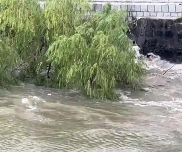 4人被卷入钱塘江！迅速被冲散，目击者拍下全程，没一个值得同情