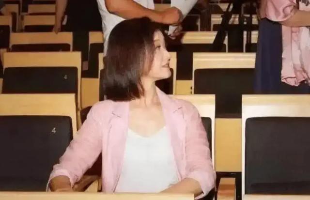 宋祖英私下聚会照流出,穿棉麻衣留短发,印象被完全颠覆呢