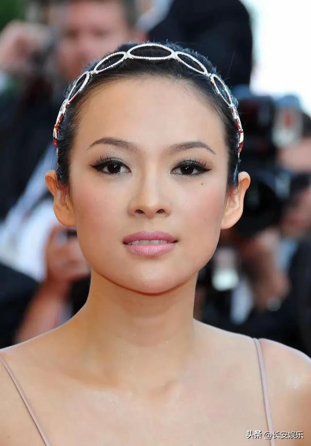章子怡年轻时候真敢穿啊，这是没把咱们当外人啊！吊带真结实
