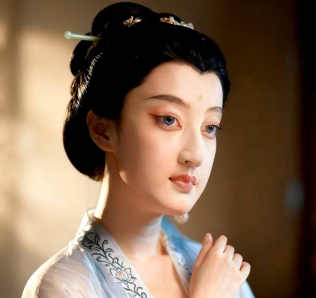 一个很奇怪的现象：人的长相	，是根据她的内心神韵显化的