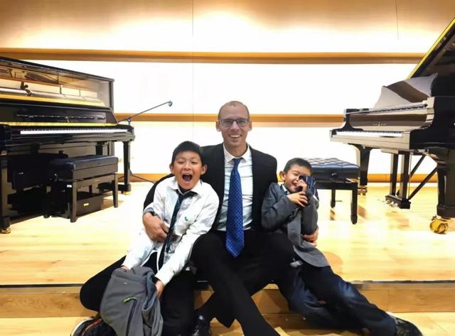 我,37岁法国人,清华硕士,中国生活13年获永久居住权,非常自豪