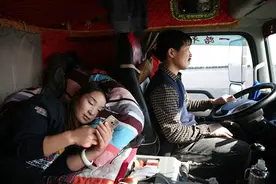 卡车司机父女档：每月行程2万公里，开18米大货车出国到老挝拉货图片
