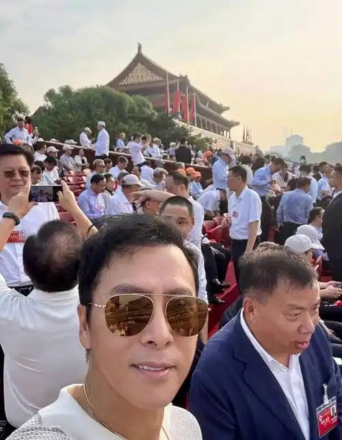 被央视怒批、摇头晃脑、德不配位，难怪阅兵从不邀请“流量”明星