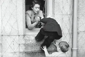 兄妹情深！2岁的安妮公主踩着查尔斯翻窗，73岁她成哥哥坚强后盾图片