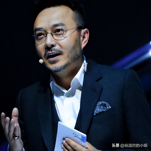 51岁汪涵现状:常年居住在长沙,穿人字拖嚼槟榔,大烟斗不离身