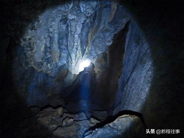 一个洞内烟云氤氲的躲匪洞，一个白练如幕的暗河瀑布
