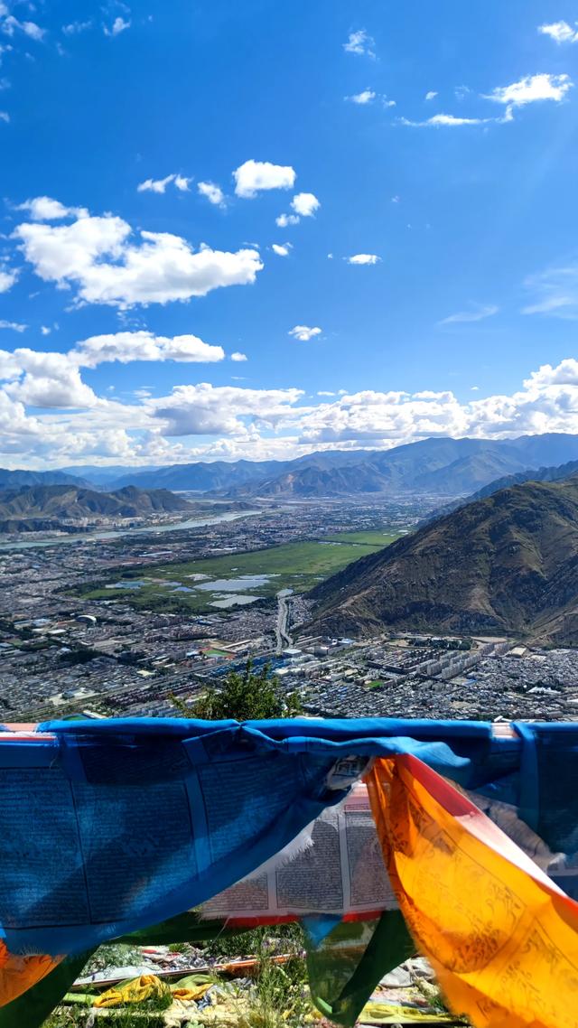 两登拉萨色拉寺后山，上升600米，山顶海拔4200米，经幡飘扬