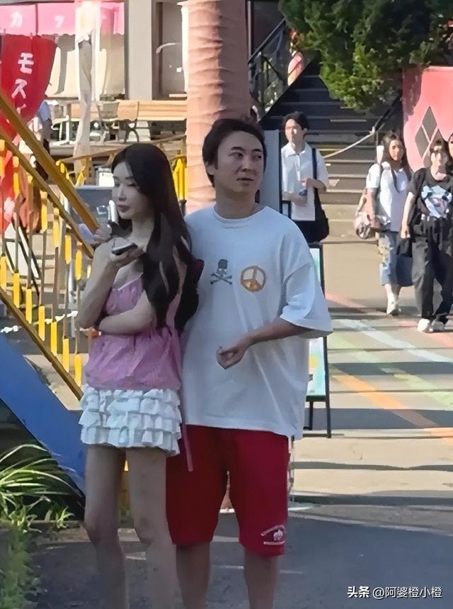71岁王健林现身新疆，瘦成皮包骨，儿子王思聪本性难改又换新女友