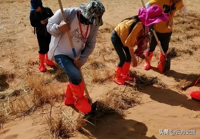 一天“吞”掉40亩沙漠？中国发明的“吞沙巨兽”，已在甘肃使用！