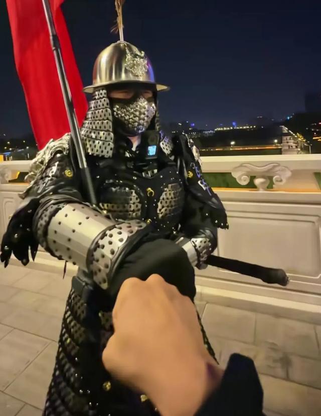 太原 这次真的赢麻了!重甲武士巡游街头,这才是古城该有的排面!
