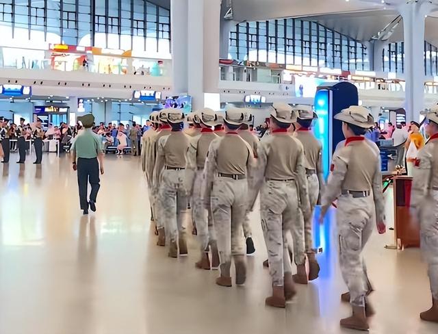 女民兵李思颖阅兵结束后，收到211录取通知书，还是双第一学霸