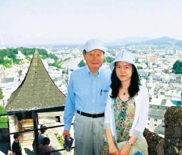 翁帆送别杨振宁，她比杨家人更伤心，她的肌肤白皙依然年轻