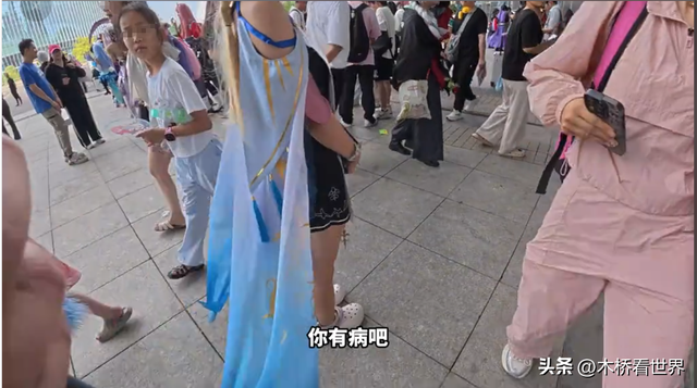 砍死你！男子拆穿女孩“诈骗”，被脚踹夺手机，10余同伙围堵威胁