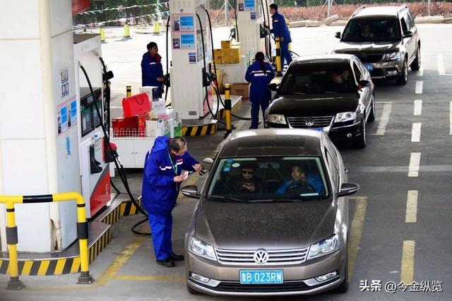 油价又飙升了，钱包扛不住！为何地缘一乱就涨？别只盯着动荡看