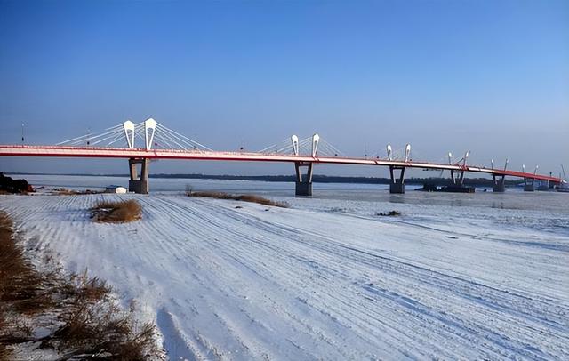 俄总理视察中俄边境，看着对岸中国，当场下达一条“死命令”！