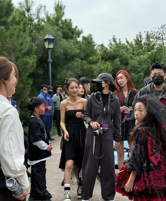 北京环球影城偶遇明星，佟丽娅露“副乳”太尴尬，46岁董璇脸垮了