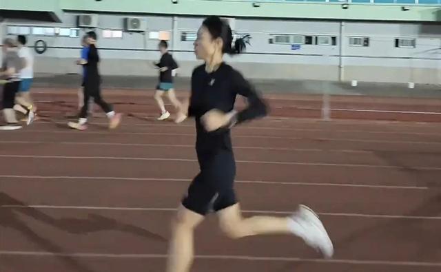 张水华直播谈带货！不装了弹幕出现，为何否认又改口？