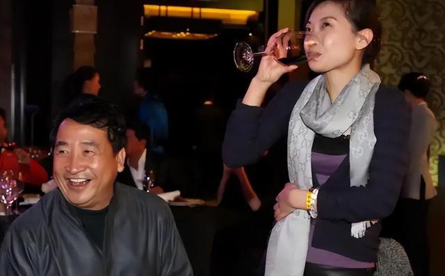 75岁的姜昆最大的遗憾，女儿46岁仍旧没有结婚养子成了他的骄傲。