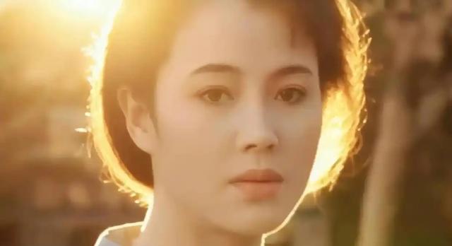 19岁嫁给富豪，20岁离婚携子净身出户，单亲40年如今儿子为她争光