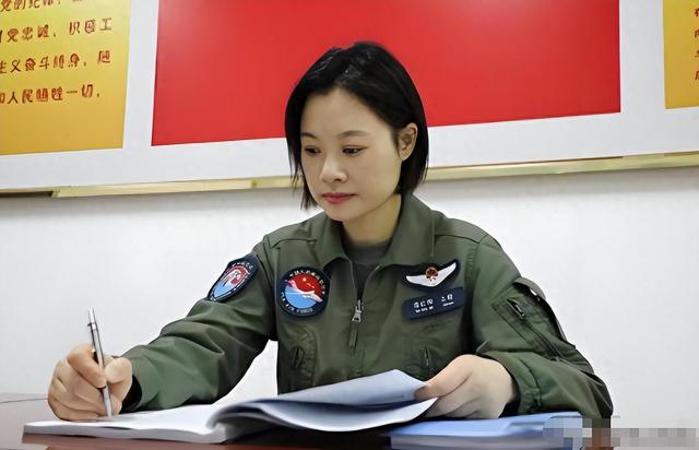 央视点名！阅兵女机长身份曝光，私生活被扒牺牲太大，丈夫更厉害