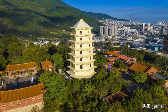 探秘云南省常住出家众最多的净土女众道场，在塔顶还偶遇主持诵经