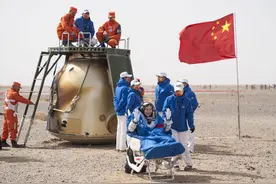 航天英雄付出太多！王亚平曾谈太空之旅，落地需被人抬着坐轮椅图片