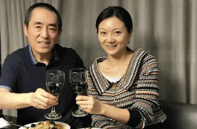 恩爱25年抵不过残酷现实,74岁张艺谋衰老萎缩,43岁陈婷正绚烂如花