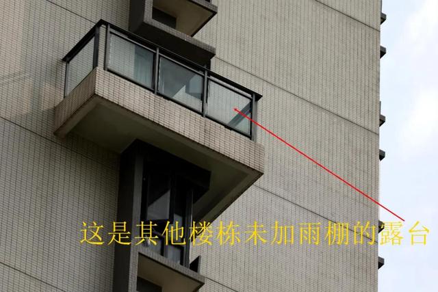 男子回家发现窗外被恶邻装了4台空调，邻居：敢拆就闹个鸡犬不宁