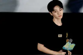 "王俊凯‘尺度’大揭秘？其实是梦想与颜值的双重暴击！🎬💥"图片