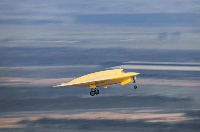 彩虹7无人机成功首飞，外形十分科幻	，堪称迷你版轰20