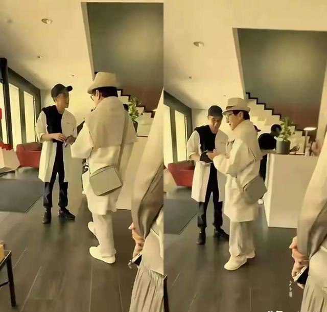 71岁成龙在瑞士，与儿子结伴同行，房祖名瘦脱了相，与爸爸一般高