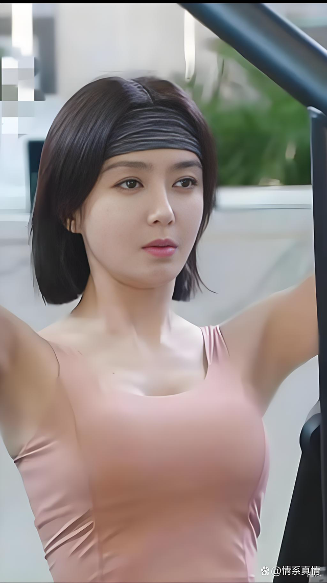 秦岚变化太大了，胸很大，腰很细，臀部很大，身材有点像芭比娃娃