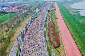 2024岳阳马拉松鸣枪开赛！图片
