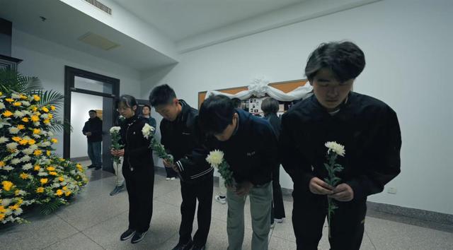 杨振宁追悼会现场！遗体覆盖国旗，翁帆站首位，女儿和次子露面