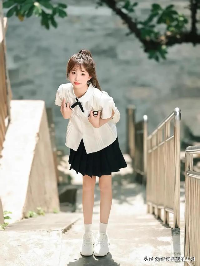 甘肃兰州一校花，楚楚动人，倾国倾城	，这气质堪称校园天花板