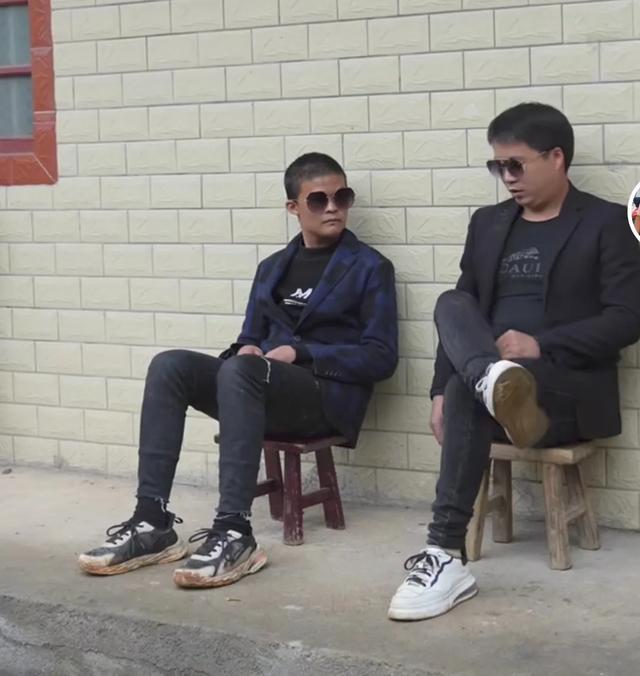 小马云十年后长大，跟着表哥拍视频为生，想娶媳妇