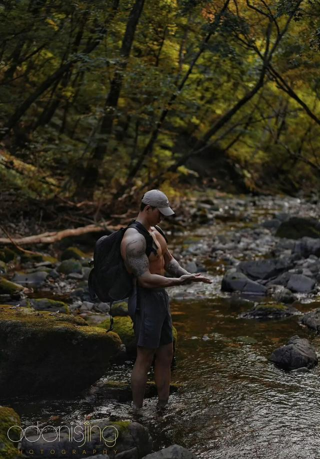 身高187的健身肌肉男网红，野外写真秀身材颜值，简直绝绝子
