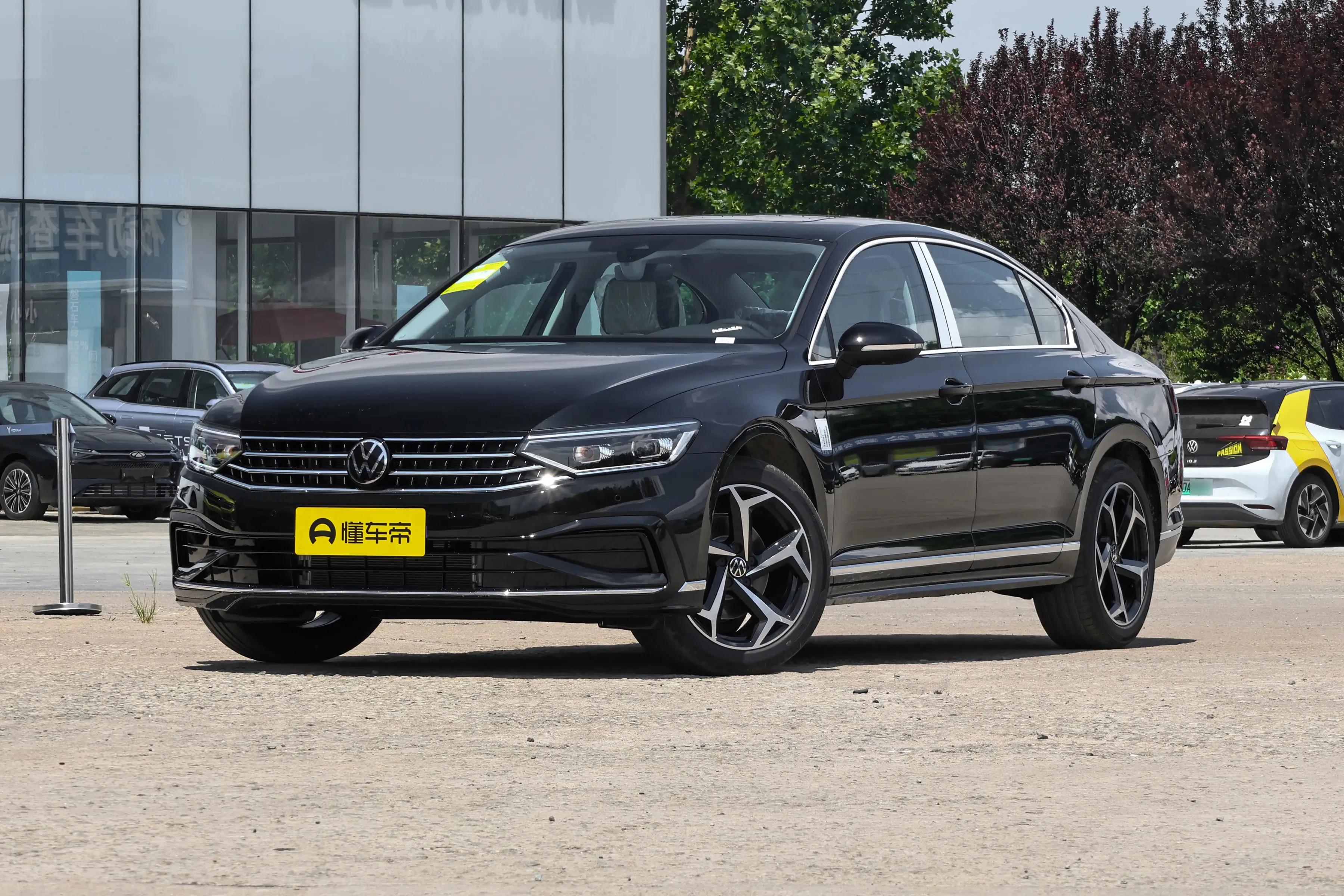 新君越2.0t油耗大吗_2026款别克君越与迈腾对比 15.99万一口价别克君越 18英寸轮辋君越内饰设计