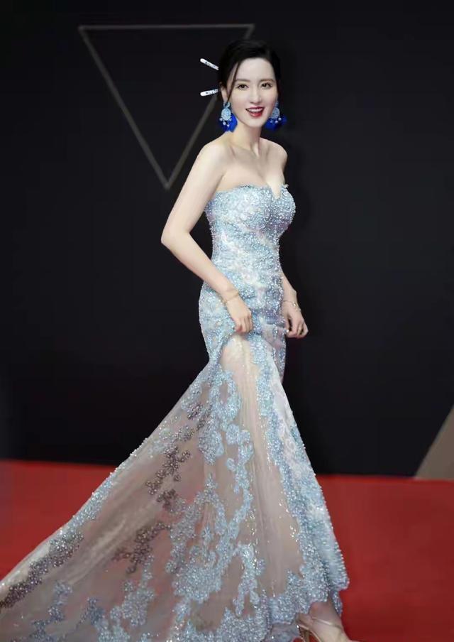 张萌 ，胸腰比太逆天了，抹胸造型性感妖娆，网友：太火辣了！