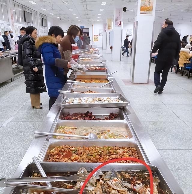 北京下了死命令，2027年底前	，所有中小学必须告别“校外配餐”